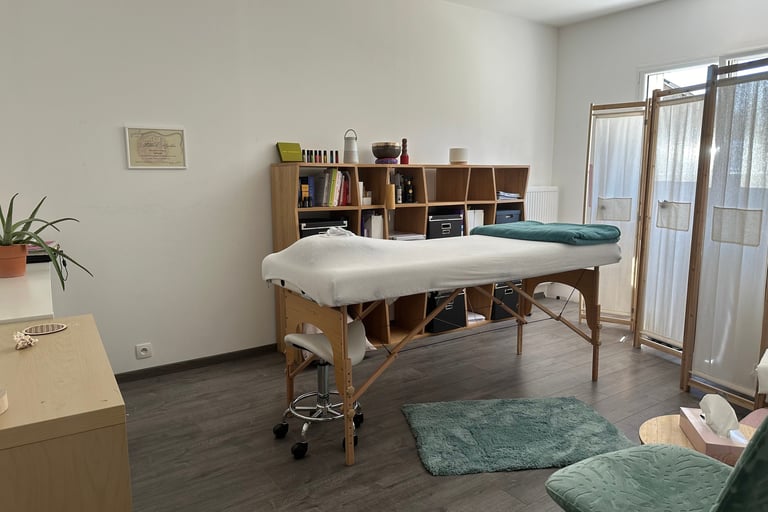Vue d'ensemble du cabinet avec la table de soin et la bibliothèque