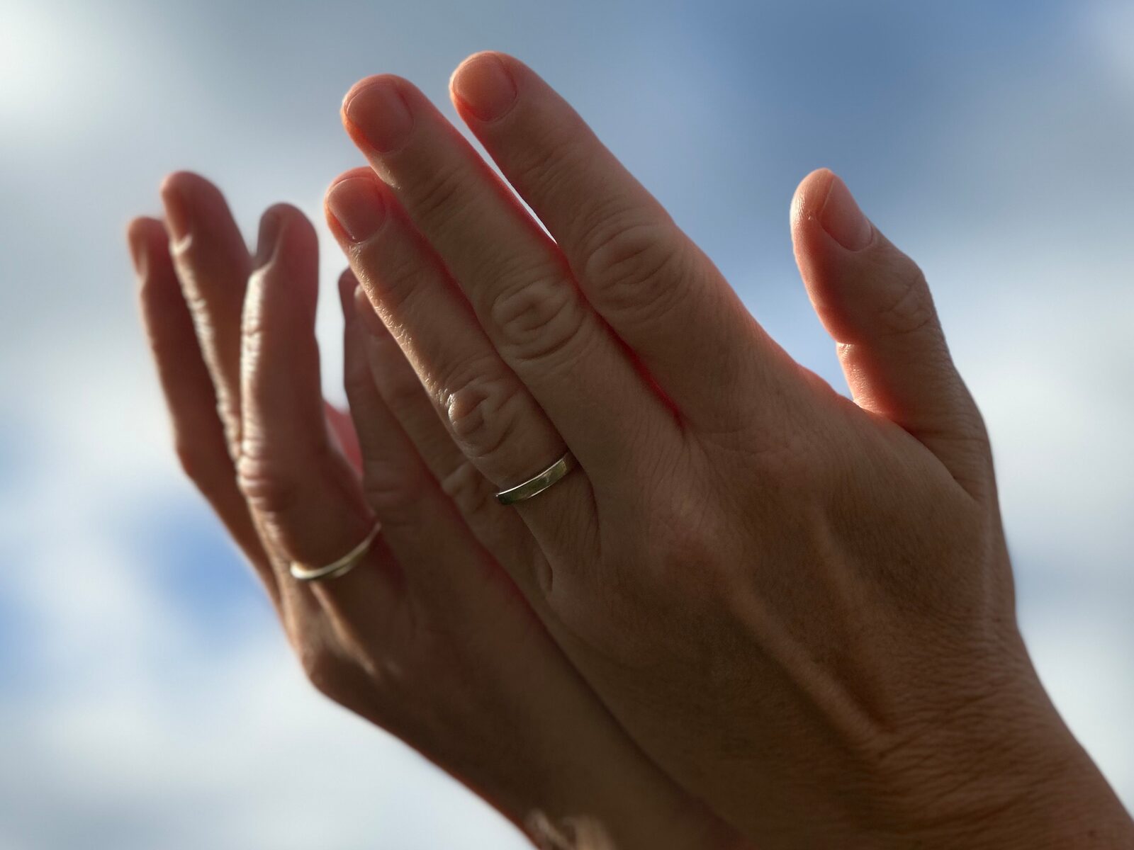 Les mains de Karine, ouvertes vers le ciel