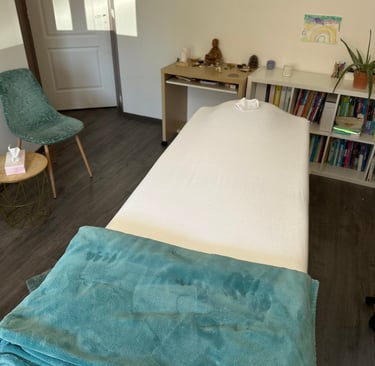 Table de soin recouverte d'un plaid bleu